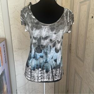 Short Sleeve Scoop Neck Tee with Feather Motif - Gray & Blue